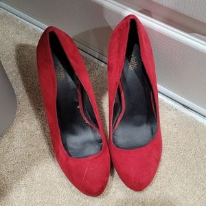 Red pumps